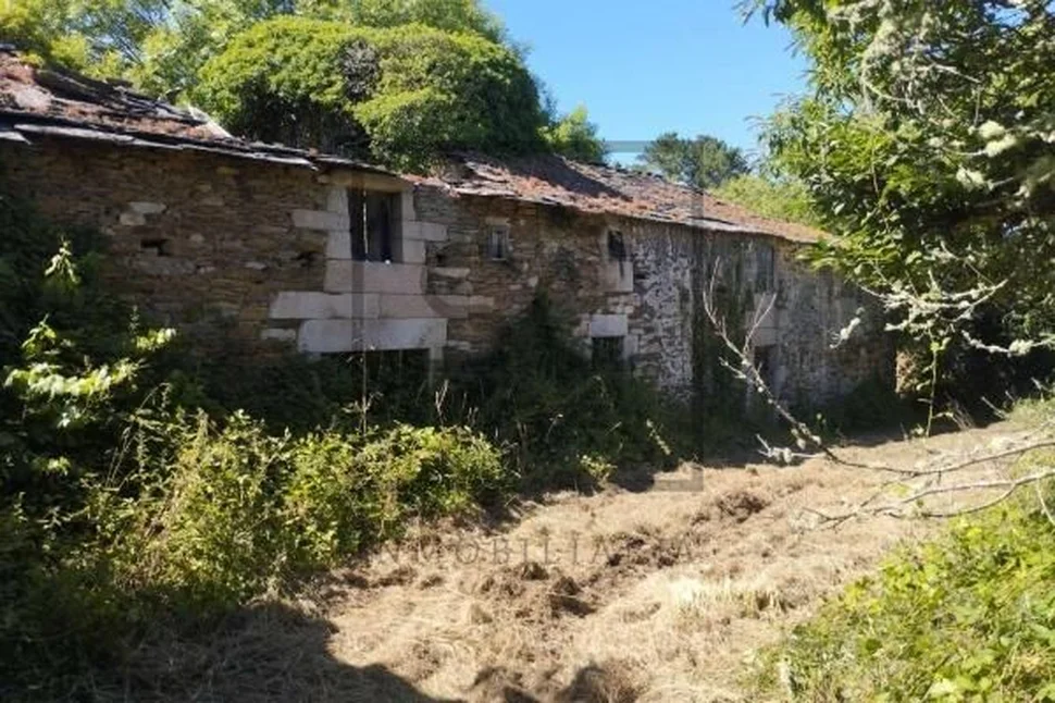 Casa para rehabilitar con gran finca en begonte