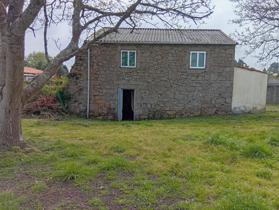 Casa de piedra con finca rústica en serantes, ferrol