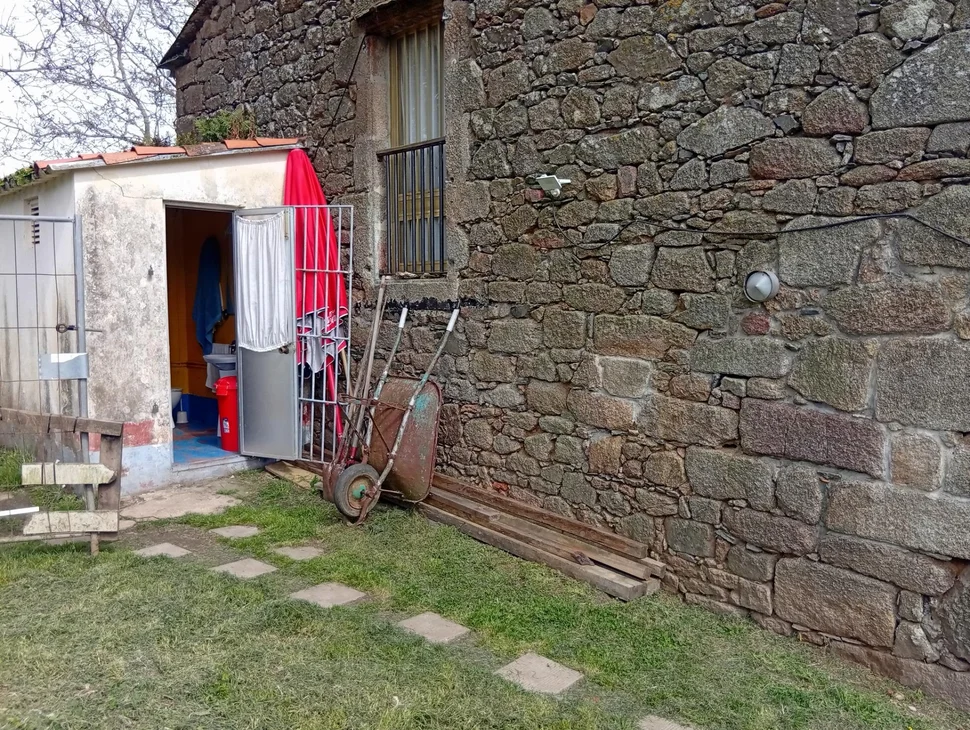 Casa de piedra con finca rústica en serantes, ferrol