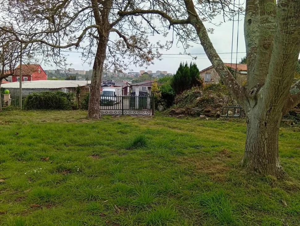 Casa de piedra con finca rústica en serantes, ferrol
