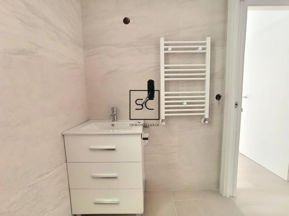 Piso reformado con garaje y trasteros en esteiro, ferrol