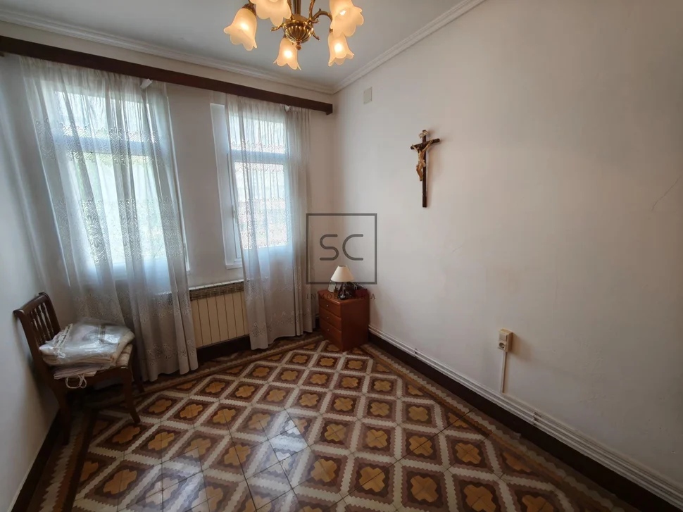 Casa con jardín y garaje en porta nova, ferrol