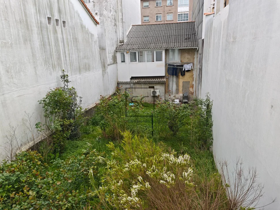 Casa con jardín y garaje en porta nova, ferrol