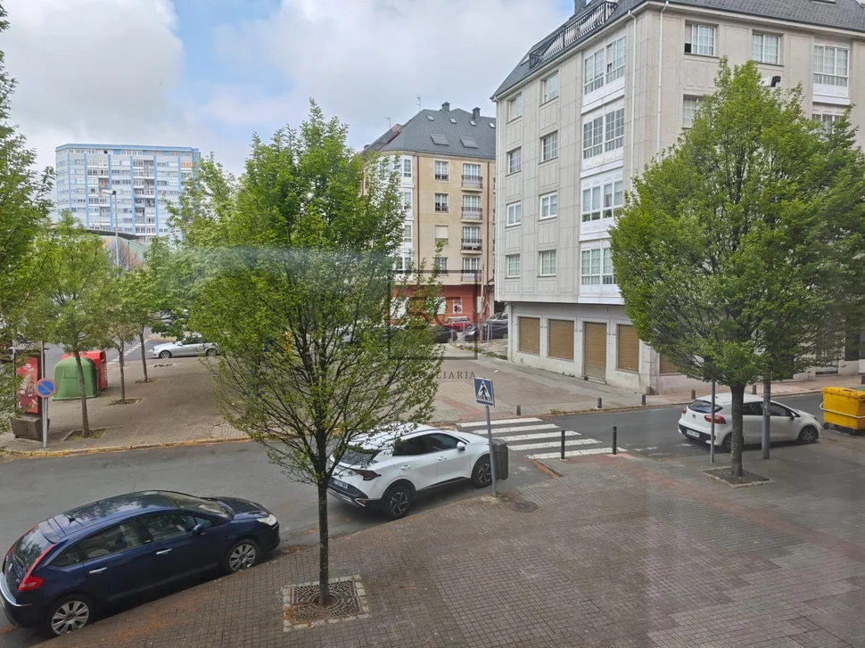 Casa con jardín y garaje en porta nova, ferrol