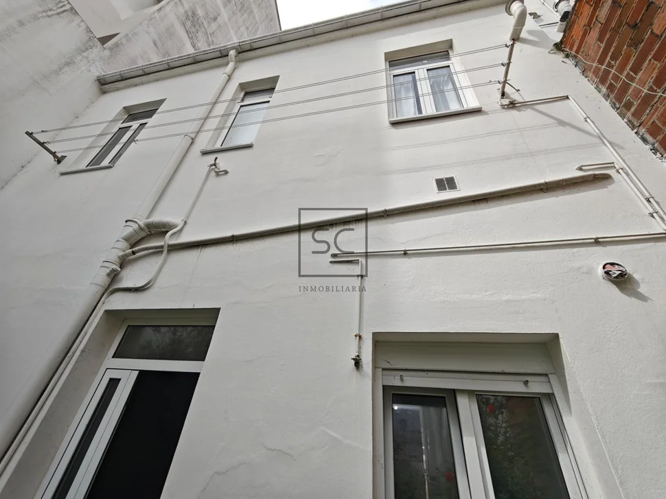 Casa con jardín y garaje en porta nova, ferrol