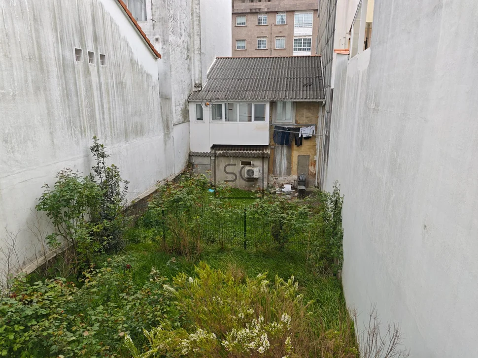 Casa con jardín y garaje en porta nova, ferrol