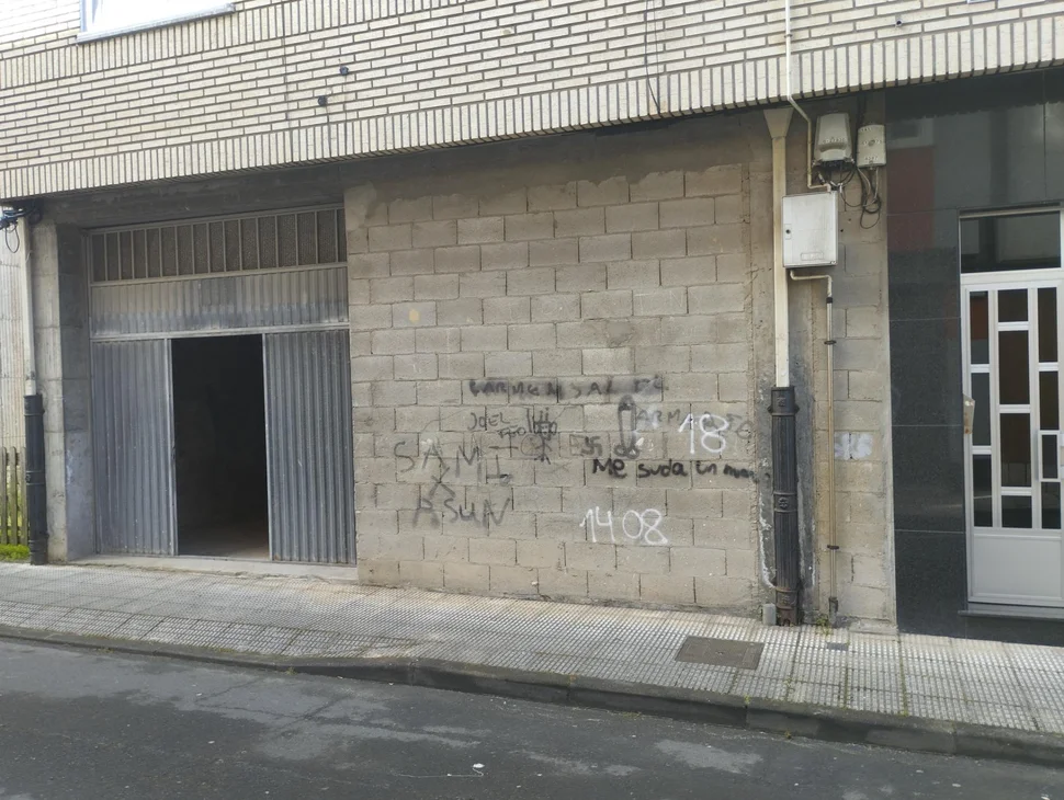 Bajo comercial en Santa Cecilia, Narón.