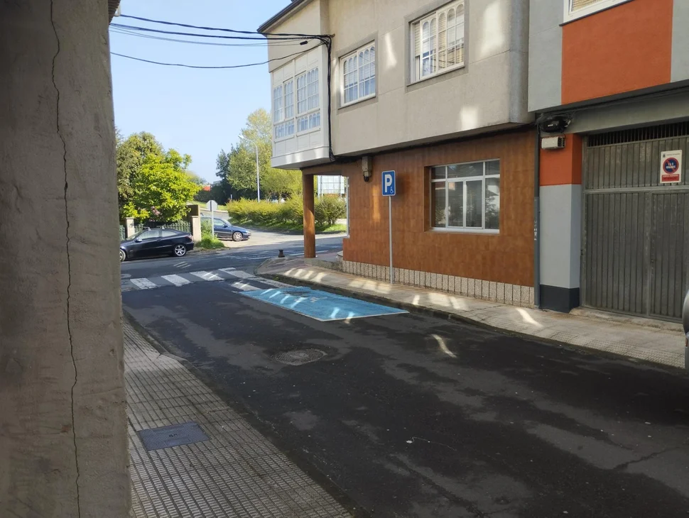 Bajo comercial en Santa Cecilia, Narón.