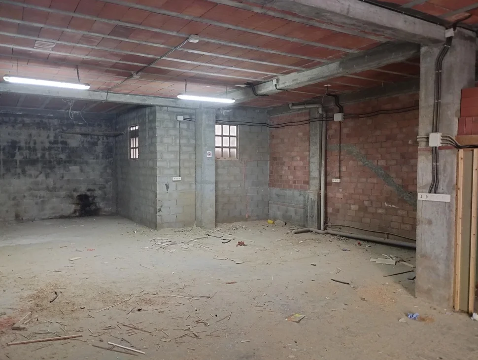 Bajo comercial en Santa Cecilia, Narón.