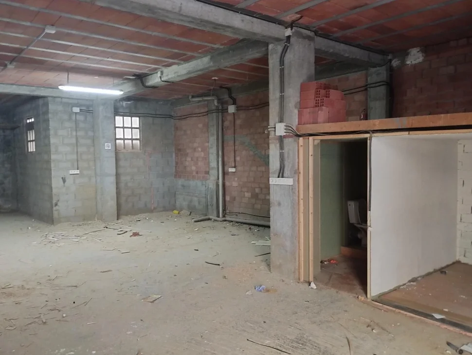 Bajo comercial en Santa Cecilia, Narón.