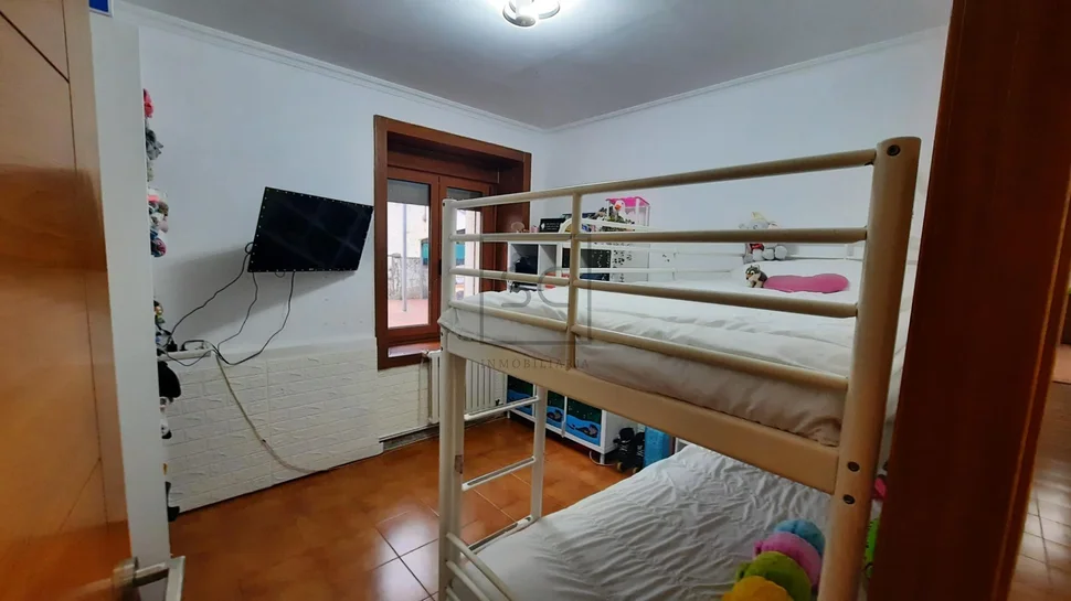 Chalet adosado con finca en neda