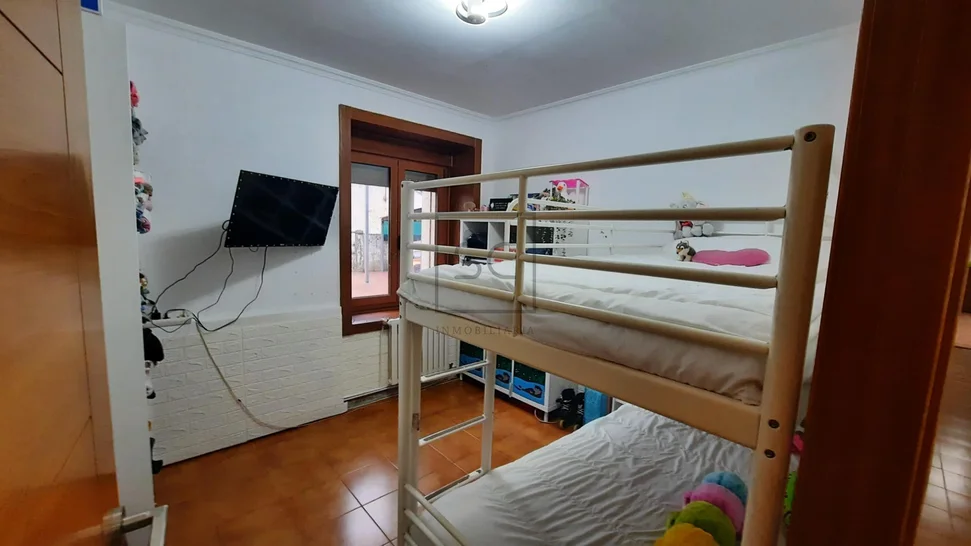 Chalet adosado con finca en Neda