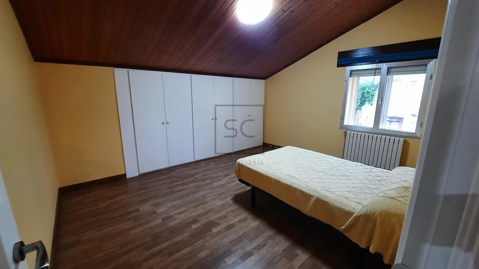 Chalet adosado con finca en Neda