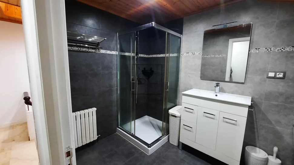 Chalet adosado con finca en Neda