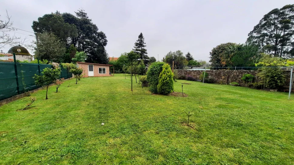 Chalet adosado con finca en neda