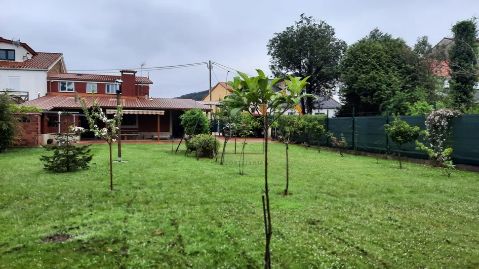 Chalet adosado con finca en neda