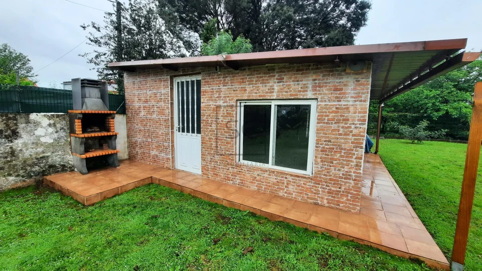 Chalet adosado con finca en Neda