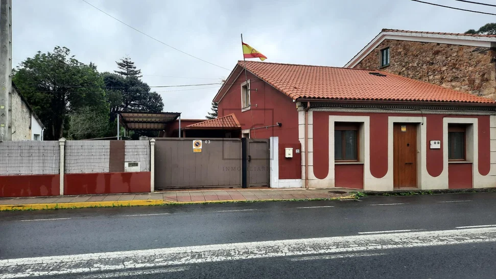Chalet adosado con finca en Neda
