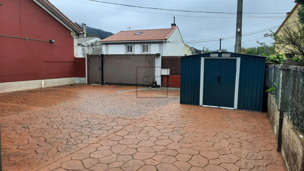 Chalet adosado con finca en Neda