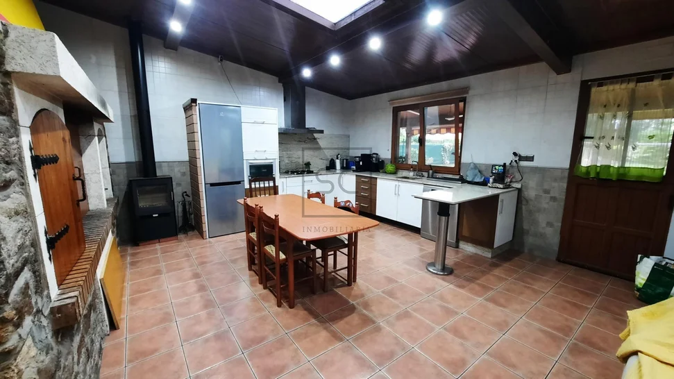 Chalet adosado con finca en Neda