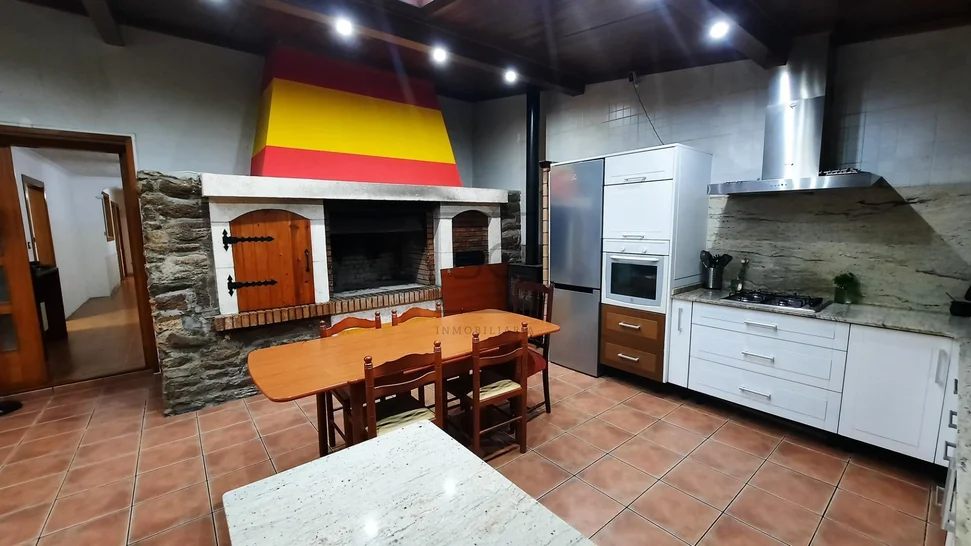 Chalet adosado con finca en Neda