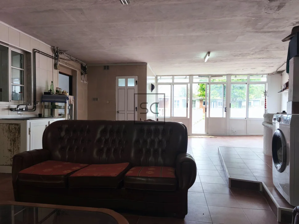 Casa con finca, bodegas y garaje en San Juan de Piñeiro, Mugardos.