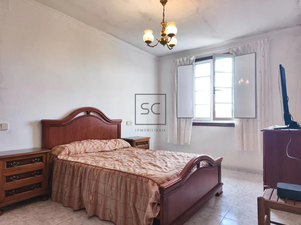 Casa con finca, bodegas y garaje en San Juan de Piñeiro, Mugardos.