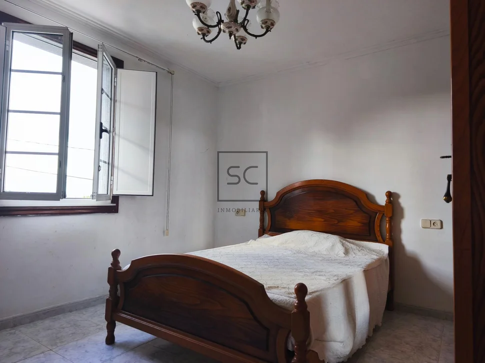 Casa con finca, bodegas y garaje en San Juan de Piñeiro, Mugardos.