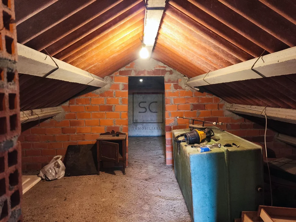Casa con finca, bodegas y garaje en San Juan de Piñeiro, Mugardos.