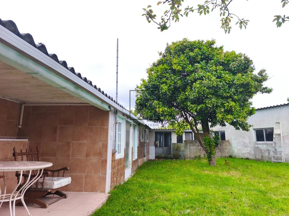 Casa con finca, bodegas y garaje en San Juan de Piñeiro, Mugardos.
