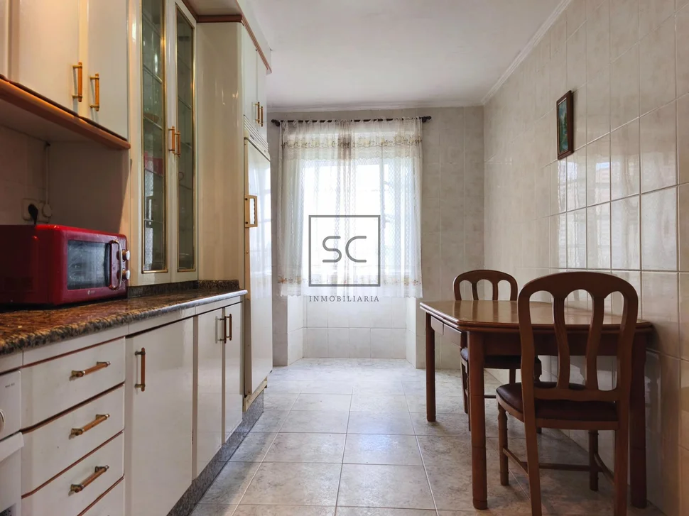 Casa con finca, bodegas y garaje en San Juan de Piñeiro, Mugardos.