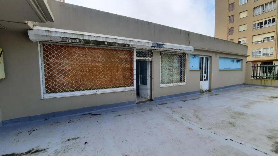 Bajo comercial en Caranza, Ferrol.
