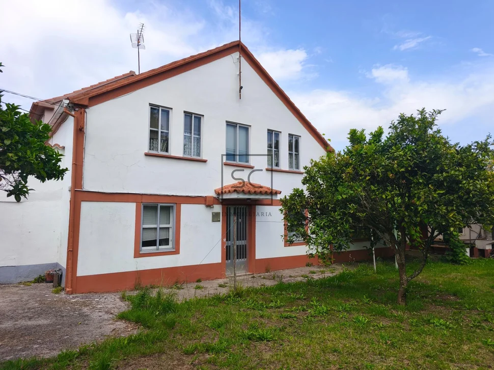 Casa pareada con finca y bodegas en Piñeiros, Narón.
