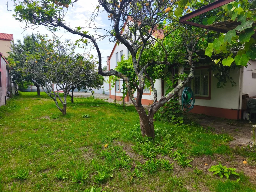 Casa pareada con finca y bodegas en Piñeiros, Narón.