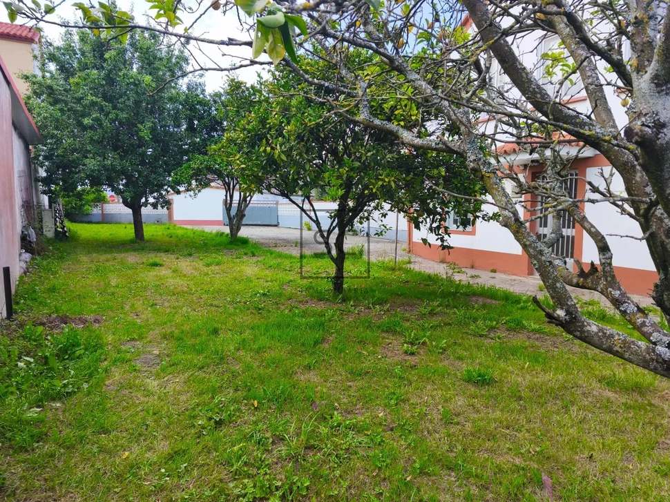 Casa pareada con finca y bodegas en Piñeiros, Narón.