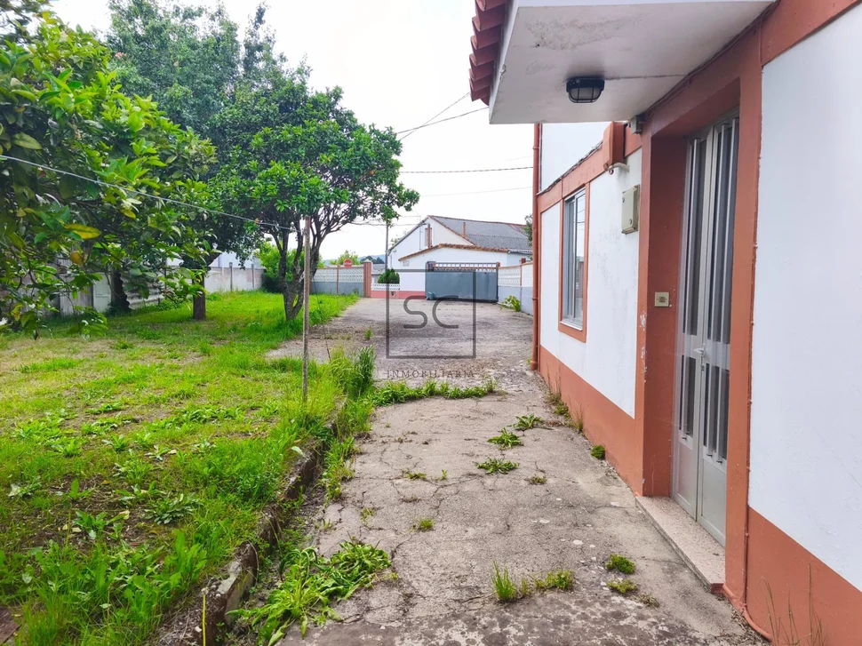 Casa pareada con finca y bodegas en Piñeiros, Narón.