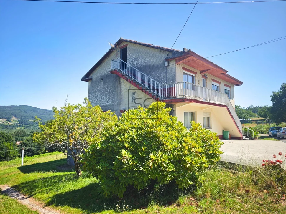 Casa independiente con dos viviendas y finca en Doso, Narón