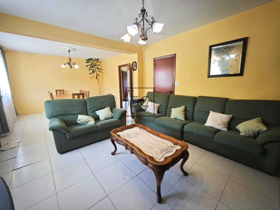 Casa independiente con dos viviendas y finca en Doso, Narón