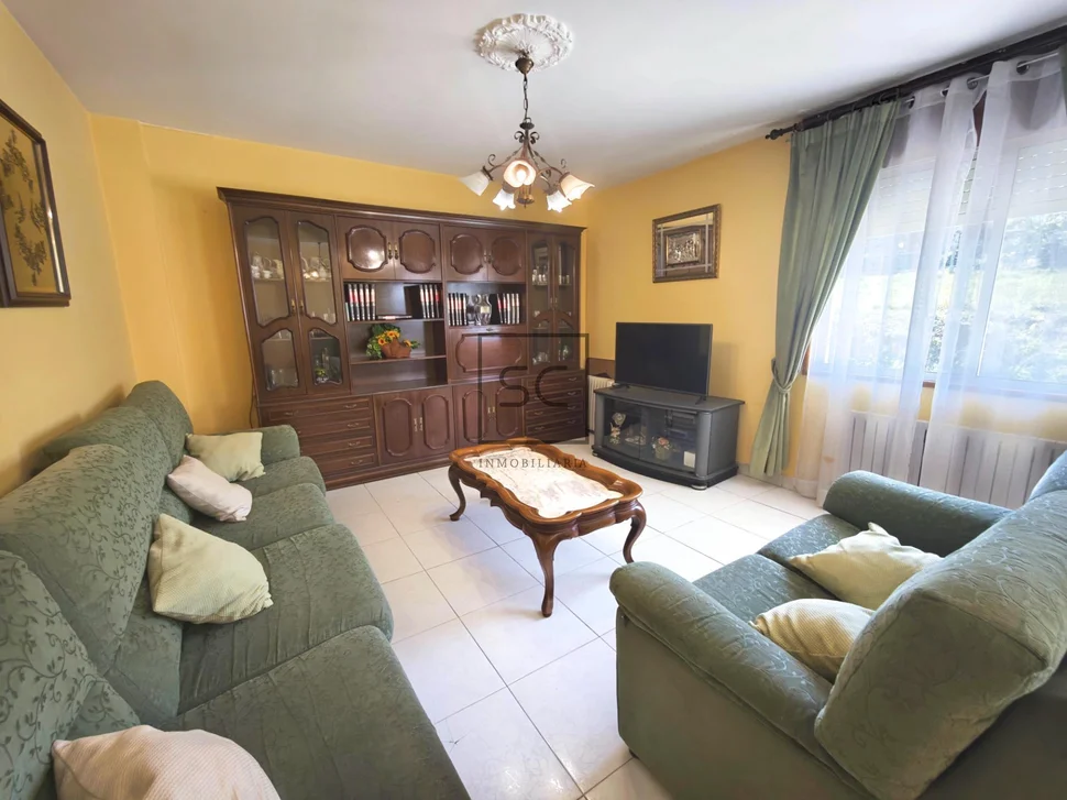 Casa independiente con dos viviendas y finca en Doso, Narón
