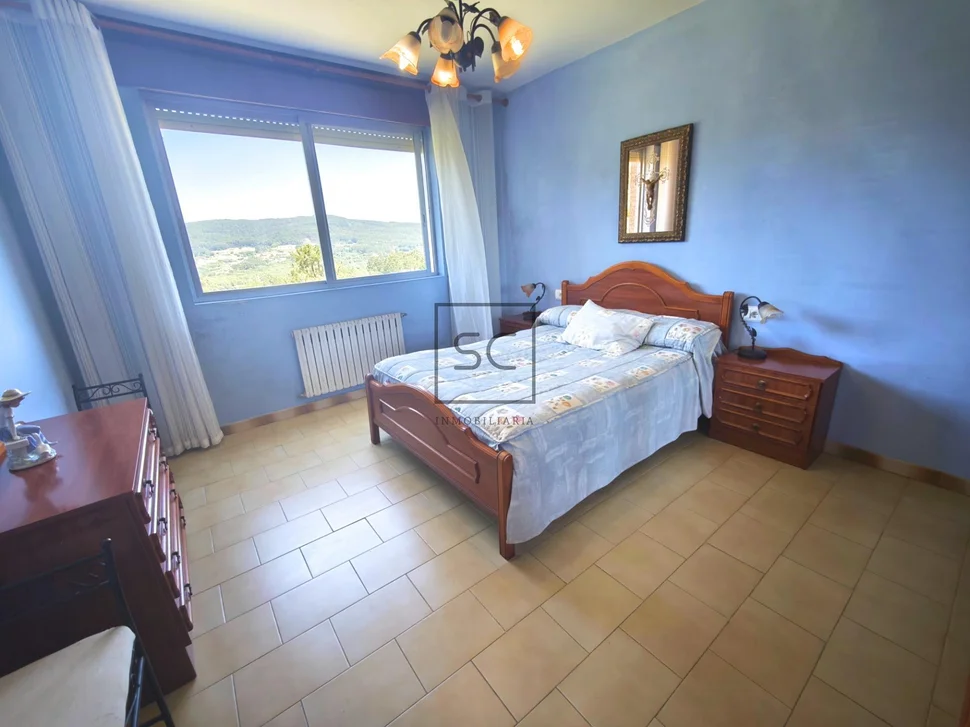 Casa independiente con dos viviendas y finca en Doso, Narón