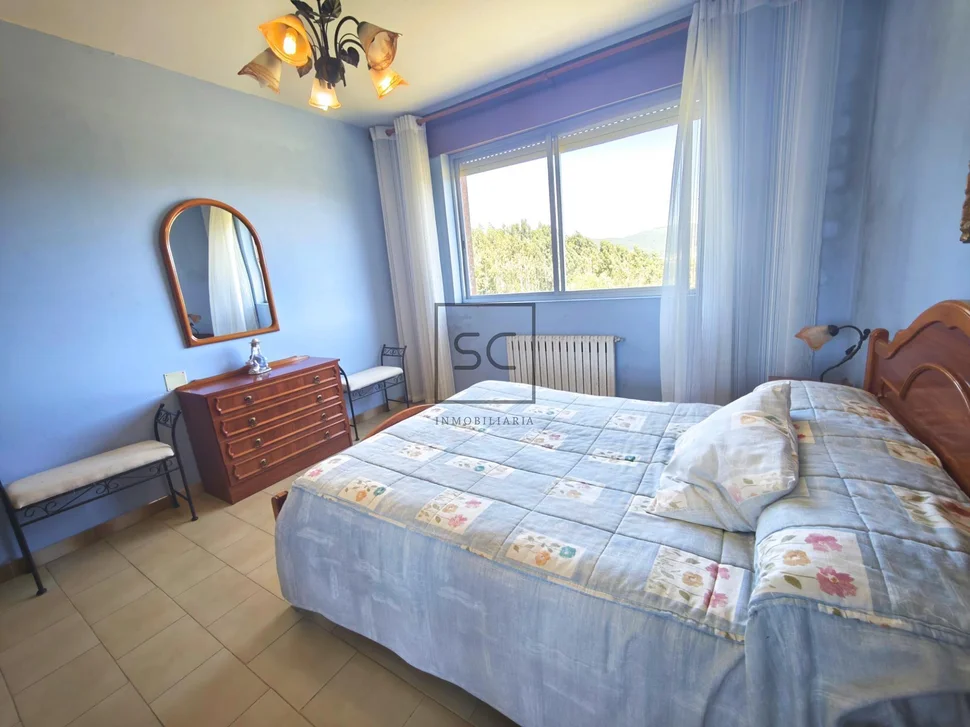 Casa independiente con dos viviendas y finca en Doso, Narón