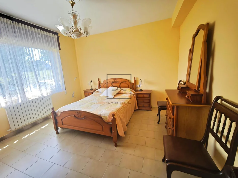Casa independiente con dos viviendas y finca en Doso, Narón