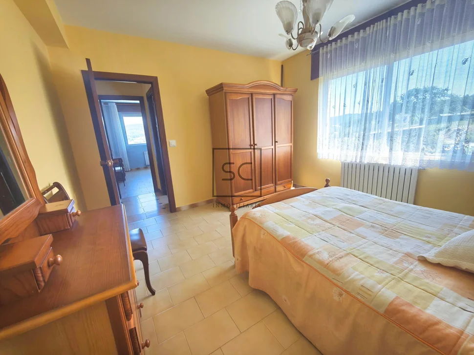 Casa independiente con dos viviendas y finca en Doso, Narón