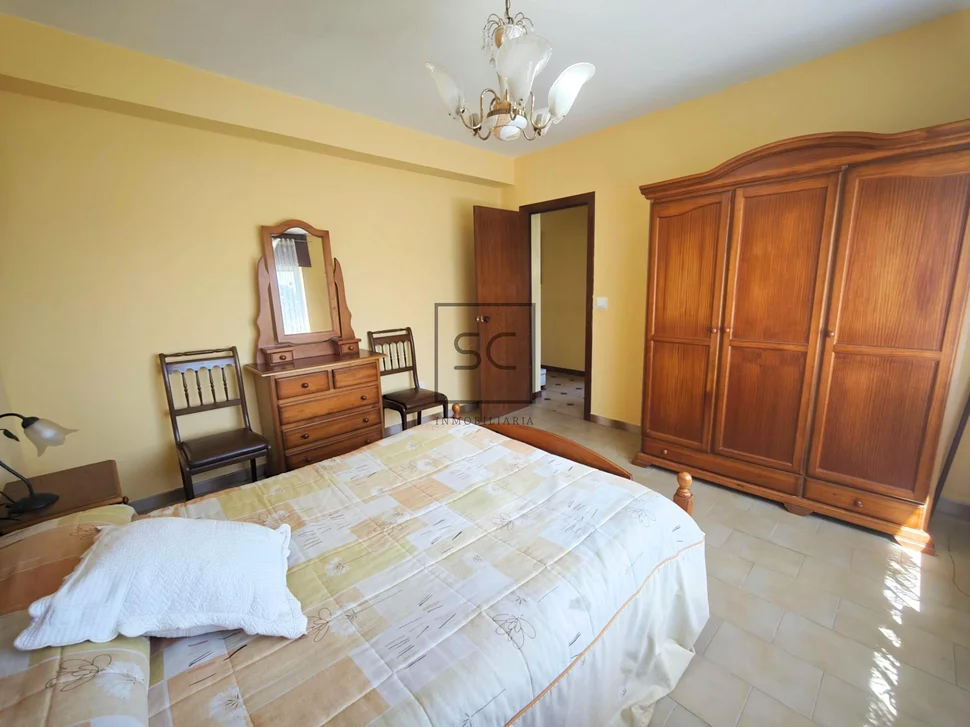 Casa independiente con dos viviendas y finca en Doso, Narón