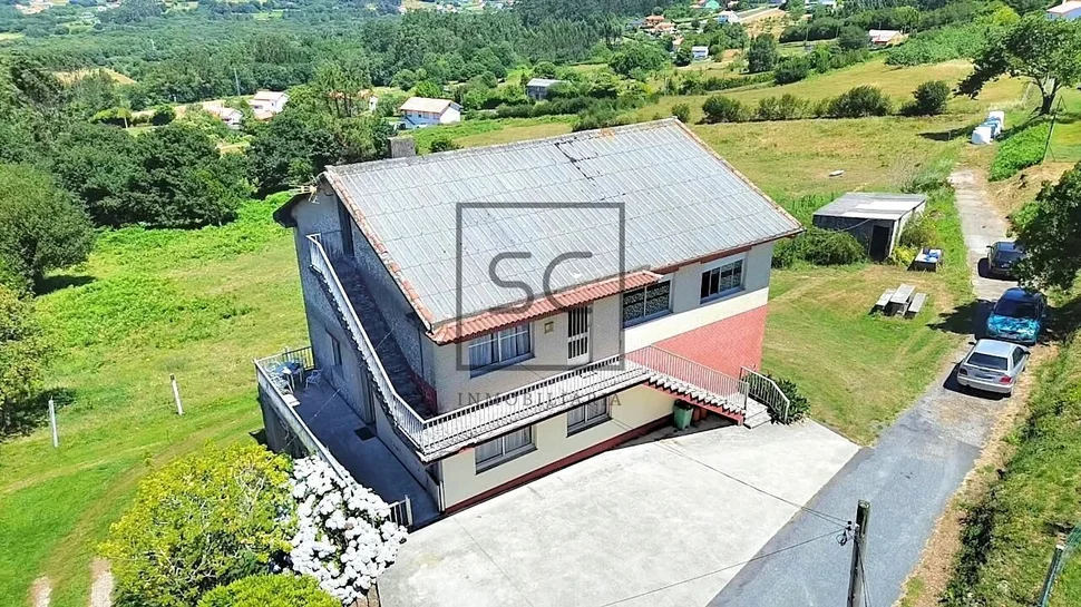 Casa independiente con dos viviendas y finca en Doso, Narón