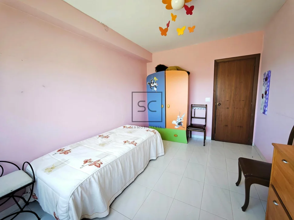 Casa independiente con dos viviendas y finca en Doso, Narón