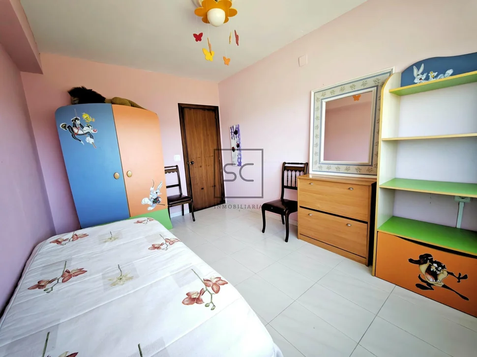 Casa independiente con dos viviendas y finca en Doso, Narón