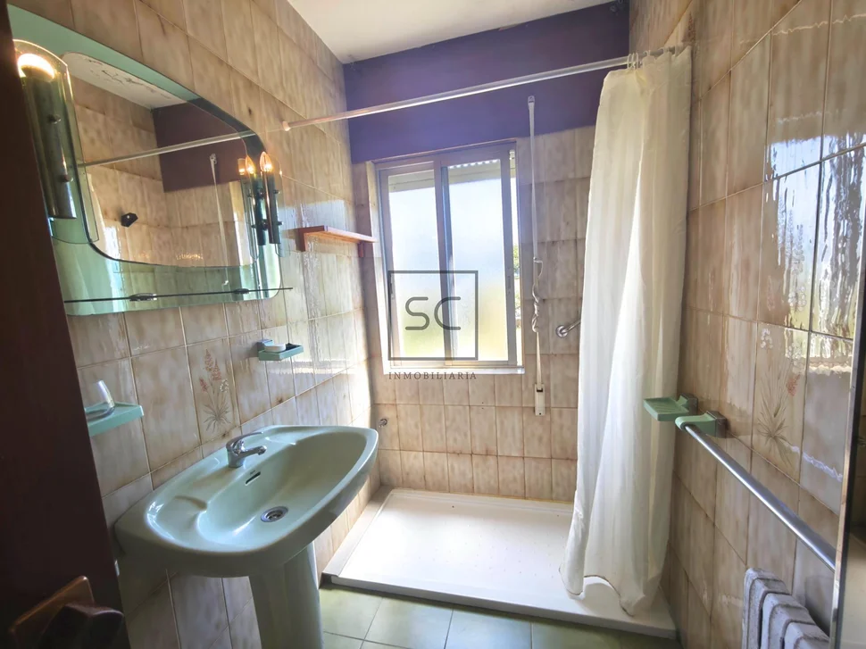 Casa independiente con dos viviendas y finca en Doso, Narón
