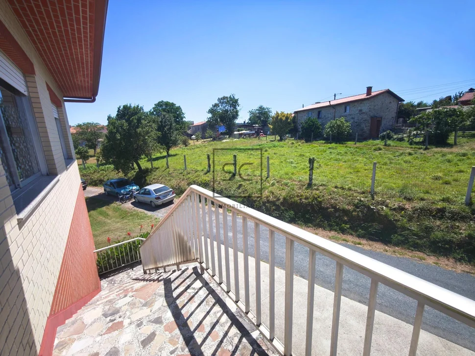 Casa independiente con dos viviendas y finca en Doso, Narón