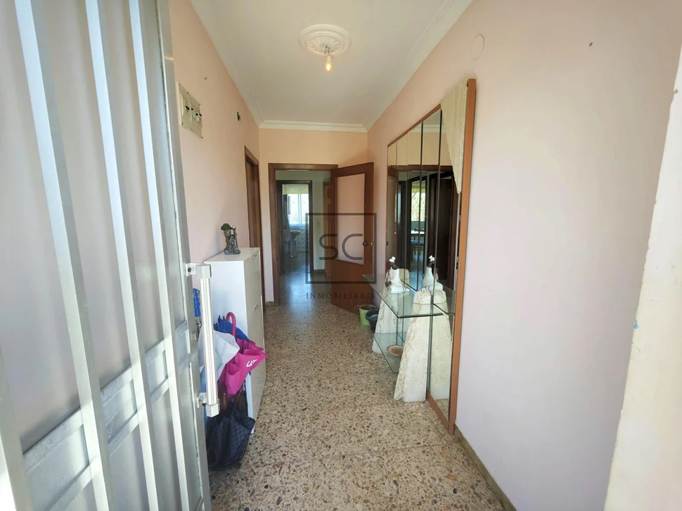 Casa independiente con dos viviendas y finca en Doso, Narón